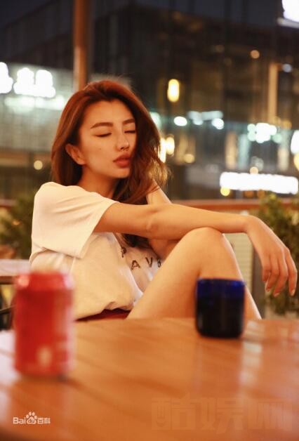 刘芮侨街拍写真