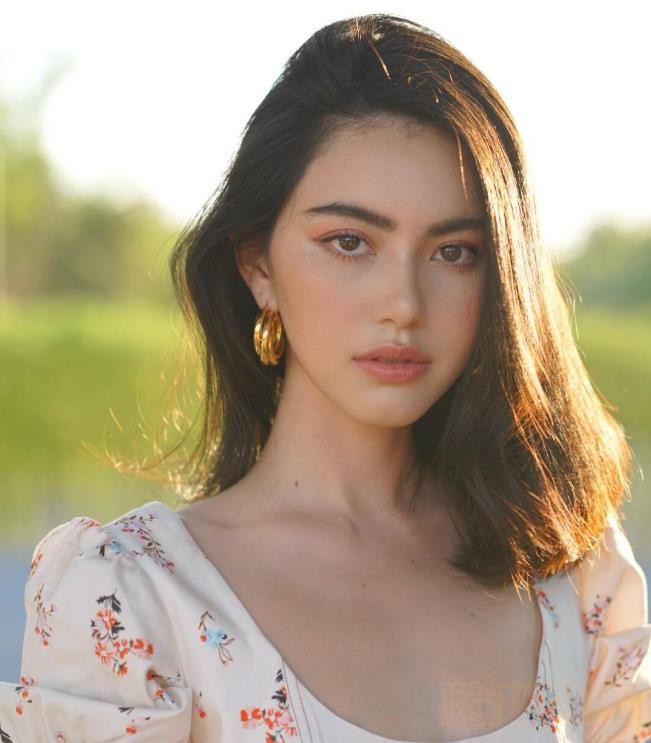 黛薇卡霍内甜美气质写真