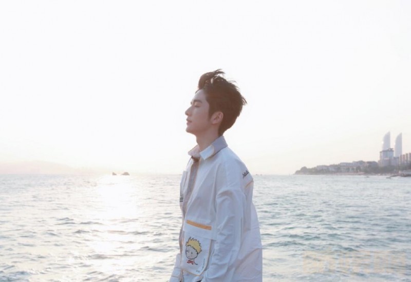 张新成户外街拍照