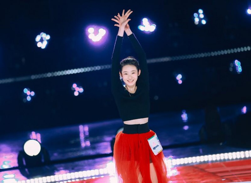 都说张艺凡长得像小孩，当看到她的烫发照，网友：确定是一个人吗？