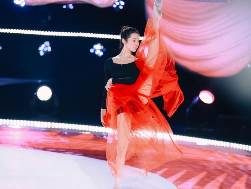 都说张艺凡长得像小孩，当看到她的烫发照，网友：确定是一个人吗？