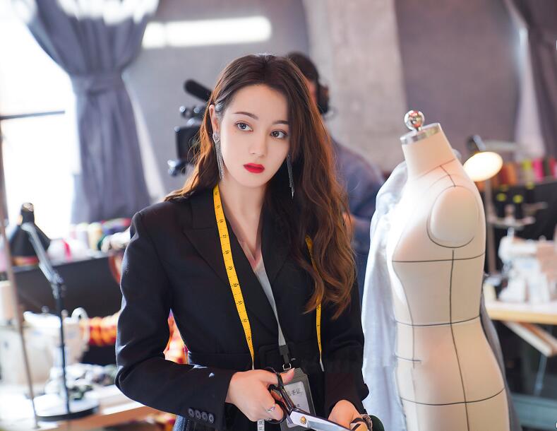 黄景瑜一只手揽住迪丽热巴，当镜头放大十倍，才知啥叫巴掌腰