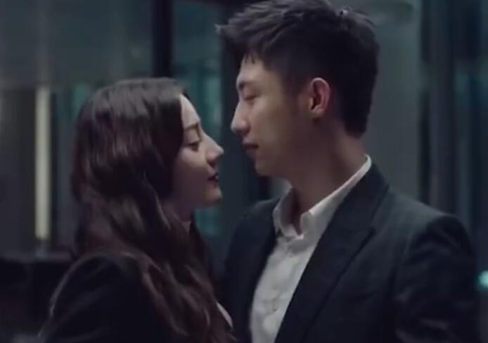 黄景瑜一只手揽住迪丽热巴，当镜头放大十倍，才知啥叫巴掌腰