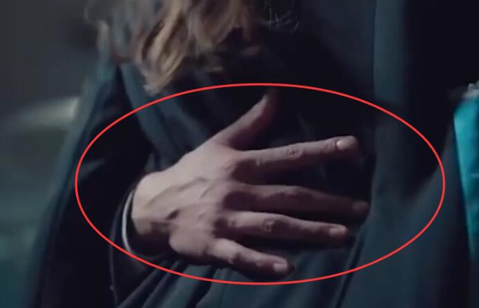 黄景瑜一只手揽住迪丽热巴，当镜头放大十倍，才知啥叫巴掌腰