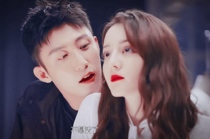 黄景瑜一只手揽住迪丽热巴，当镜头放大十倍，才知啥叫巴掌腰