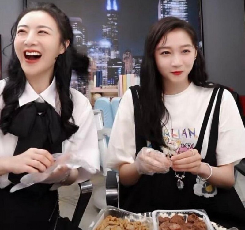 关晓彤现身薇娅直播间，离开十级美颜，真实颜值藏不住了！