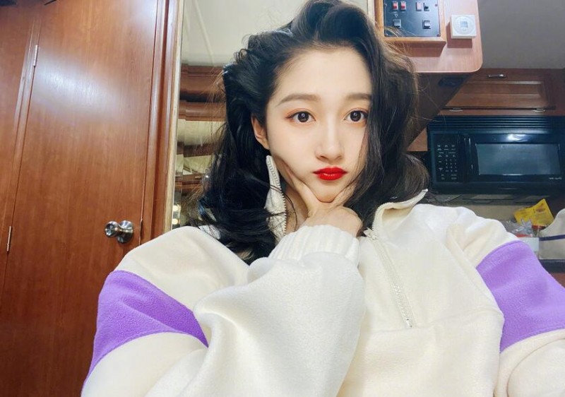 关晓彤现身薇娅直播间，离开十级美颜，真实颜值藏不住了！