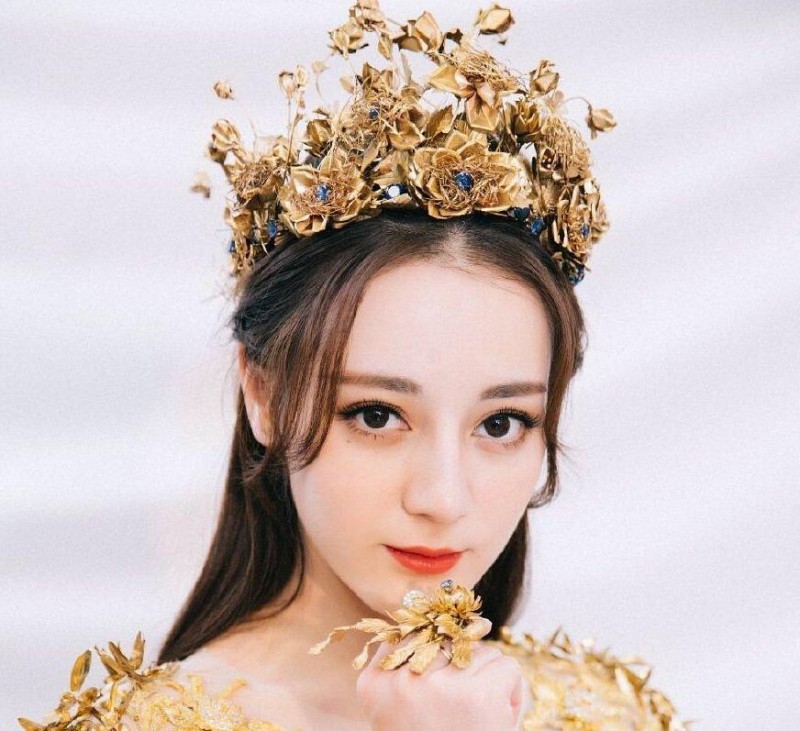  杨幂戴皇冠，赵丽颖戴皇冠，热巴戴皇冠，看到杨紫心动了