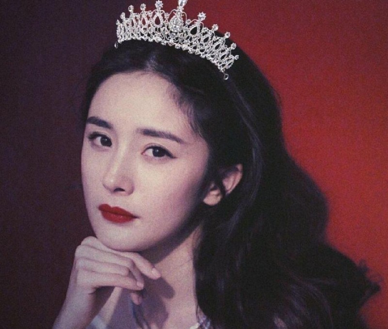 杨幂戴皇冠，赵丽颖戴皇冠，热巴戴皇冠，看到杨紫心动了