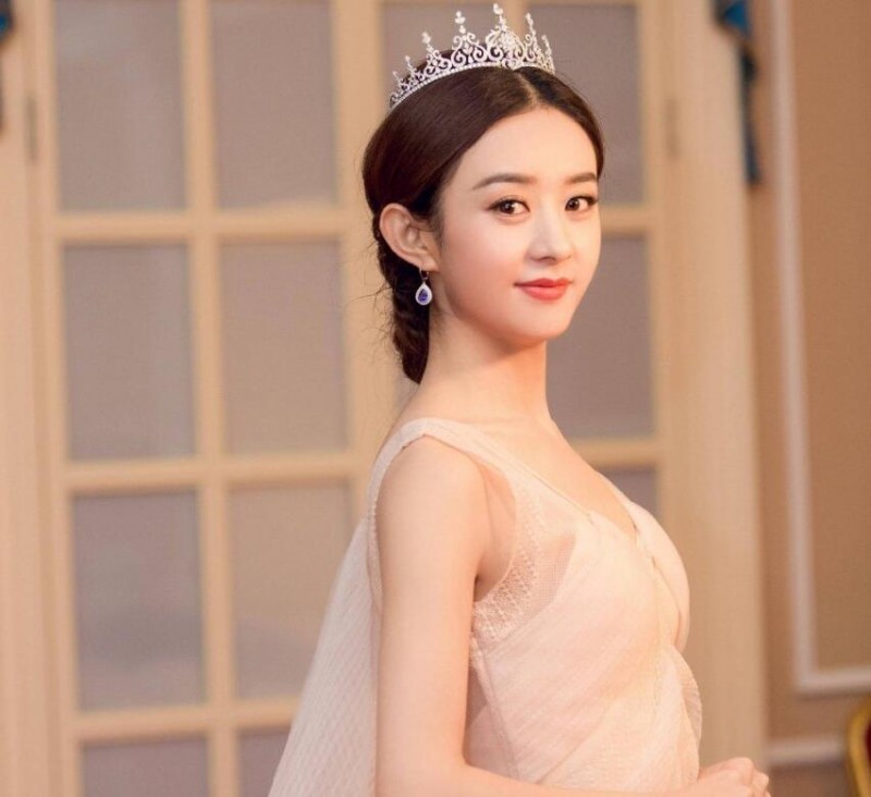  杨幂戴皇冠，赵丽颖戴皇冠，热巴戴皇冠，看到杨紫心动了