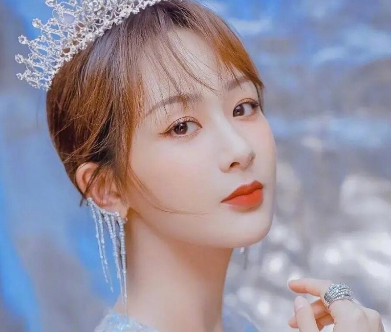  杨幂戴皇冠，赵丽颖戴皇冠，热巴戴皇冠，看到杨紫心动了