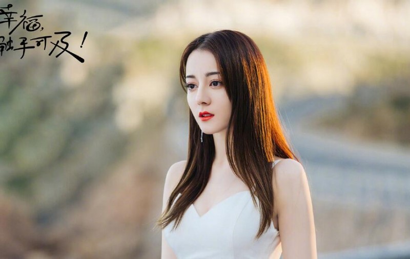 迪丽热巴穿婚纱上高速，弯腰的那一刻，网友：我心动了！