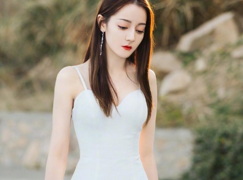 迪丽热巴穿婚纱上高速，弯腰的那一刻，网友：我心动了！