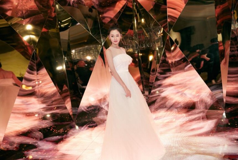 有一种惊艳叫苗苗穿上婚纱裙，清纯又干净，郑恺真的娶到宝了