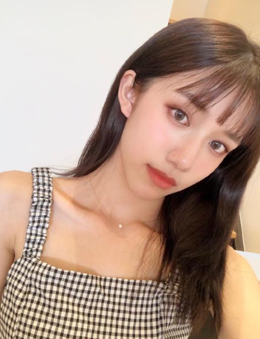 张俐晴甜美自拍照