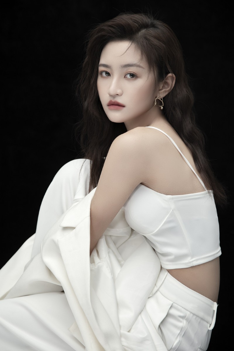 张昕甜美气质写真