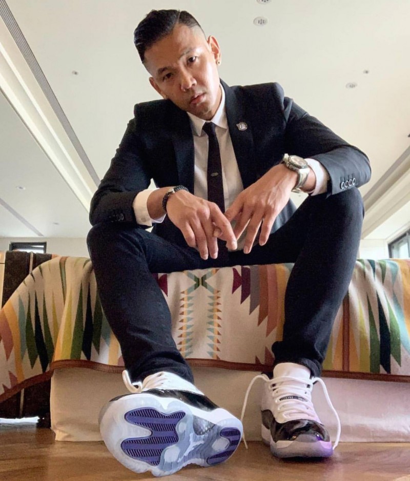 1999年,陈建州因十字韧带两度断裂,而被迫放弃球员生涯,之后被制作人