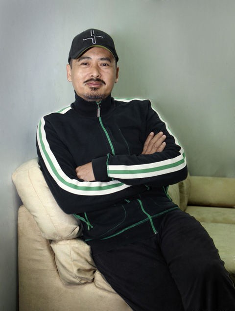 主演了剧情类电视剧《有楼收租》,周润发在该剧中饰演黑社会成员阿龙