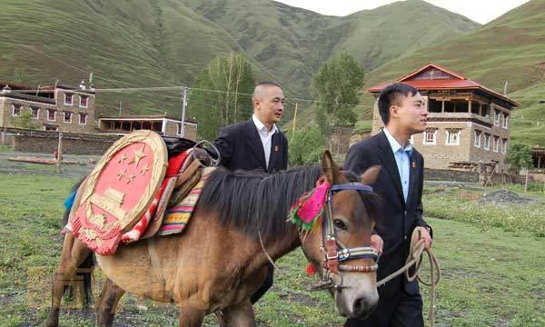 #周杰伦[超话]##带着国徽去审判#&ldquo;天青色等烟雨，多元解纷在等你&rdquo;[中国赞]&ldquo;哪里有纠纷告诉我，我们把公正便捷带给你&rdquo;