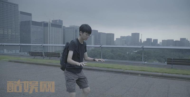 ▍影像人的合作就是這麼樸實無華且任性今年7月的一個晚上，主唱大人如同往常打來問我要不要吃宵夜，結果卻是他跟周董提著宵夜來。那天說不去日本拍我就沒興趣接是為了讓他們倆知難而退，沒想到卻引出阿信說出周董口頭禪：哎呦日本拍不錯喔！方文山＋周杰倫＋阿信是華語情歌經典組，所以我第一個...全文