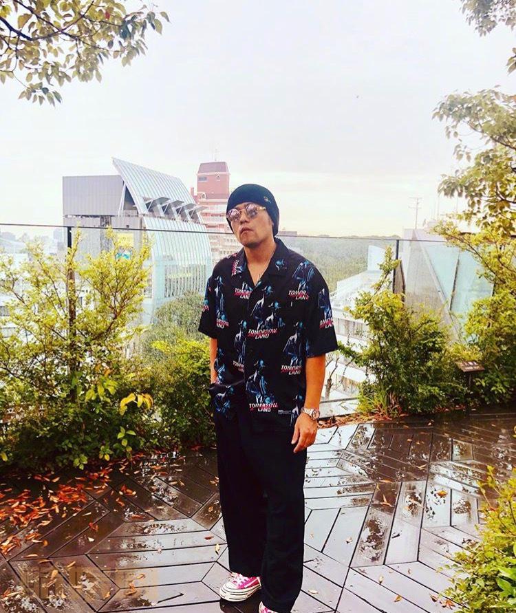 杰倫：Aniki 的一天  早上來花園看看自己養的鳥兒跟花兒還好不好 然後走到一堆人排隊的樓梯一屁股坐了下來 不讓人們上來 店家最後給了一個角落的位置 一坐下 旁邊客人全部起立 立刻變成包場 店家請客買單  希望下次不要穿這樣....... 下次請繼續收看Aniki的一天 