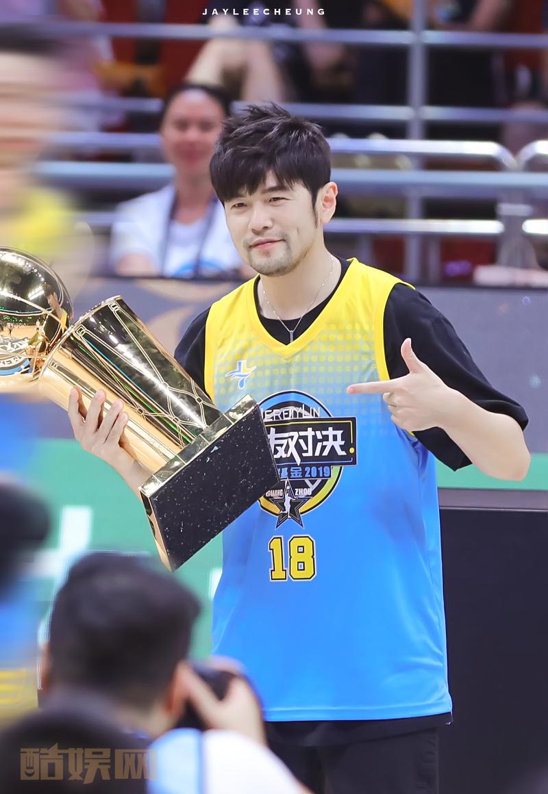 #周杰伦[超话]# | 08/10/2019 廣州林書豪明星賽他好可愛噢～@杰威尔音乐官方微博 發出了籃球解說員的聲音酒窩+笑容+比V[耶]還是那個鮮嫩的周妹[給你小心心]#天地一斗-周杰伦[音乐]# 