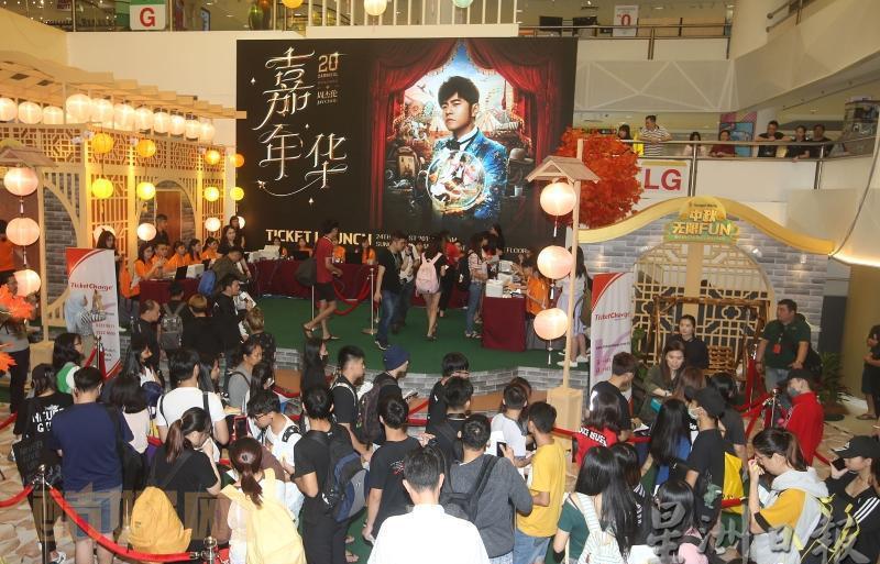 周杰伦大马演唱会开卖　粉丝4天前漏夜排队抢票亚洲天王周杰伦即将在明年2月29日来马开唱，演唱会门票于24日进行售卖。周杰伦的演唱会一向一票难求，许多粉丝为了一睹偶像风采，更提前至4天前漏夜排队，同时逾千粉丝在首卖会开始前，便挤满举办首卖会的广场。&ldquo;周杰伦《嘉年华》世界巡回演唱会&rdquo;吉...全文