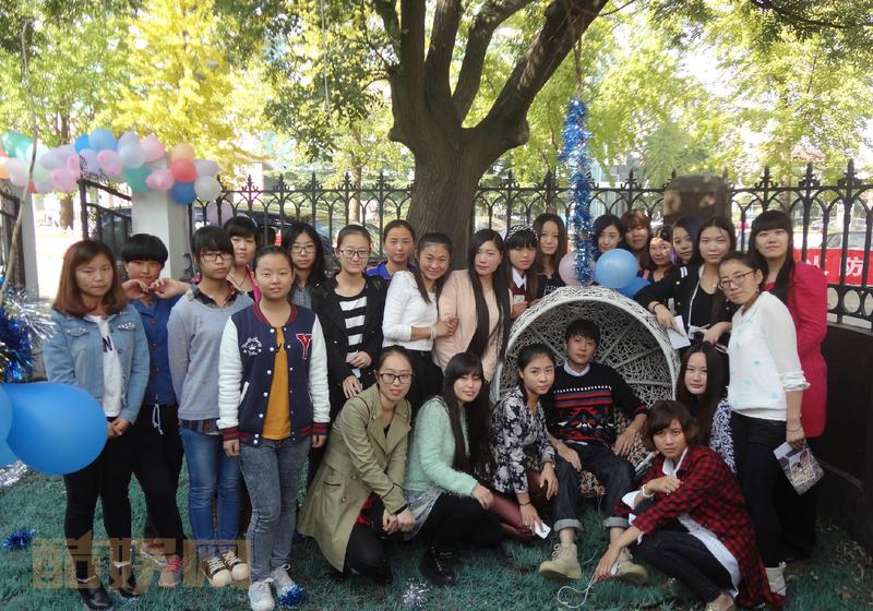 #李智楠 生日快乐#  今天，天南海北的楠瓜来北京给#重生丽人# 黄在远的扮演者@李智楠 庆生。 