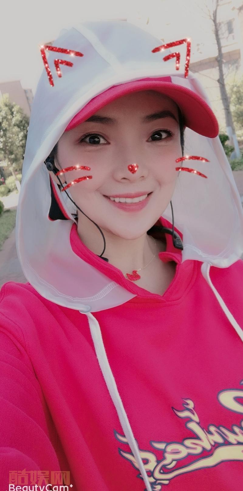 红彤彤，红火火，红衣少女报春来，初二初见初新妆！#斯琴高丽花二荞##人间烟火花小厨# 