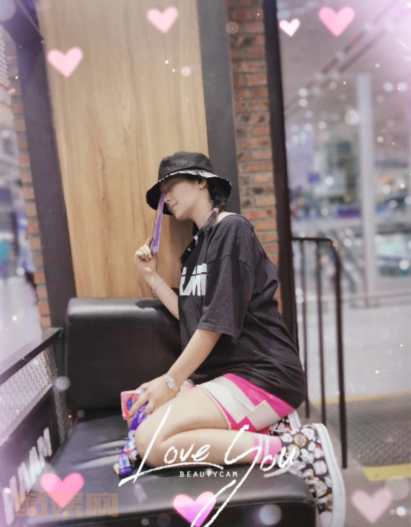 #星游全世界##游客照大挑战##不潮不出街# @懒懒可爱 淼妹兰姐眼中的我，还没有睡醒#舒服有型穿卫衣##宝宝的少女心# 今日打卡