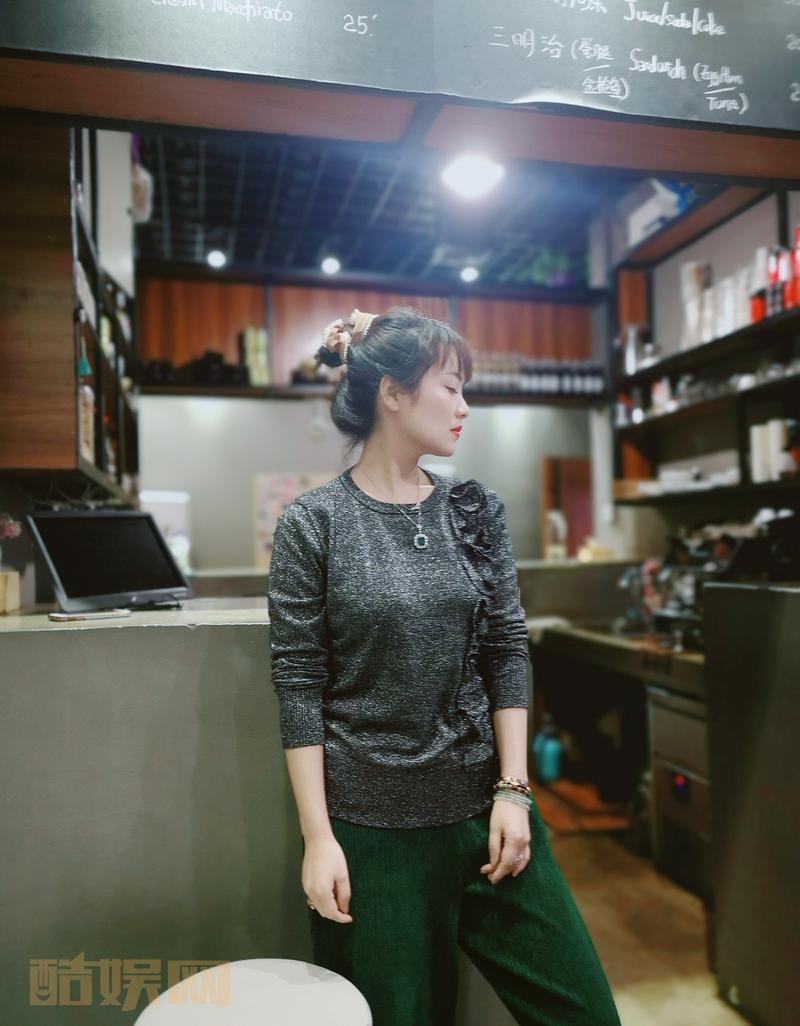 朋友相聚很开心她们都是完美的摄影师#漓花泪 (《人间烟火花小厨》宣传曲)[音乐]##斯琴高丽花二荞##人间烟火花小厨# 