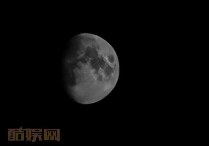 一笔一划过往不究，一笔抹杀岁月无痕《月下独影》 文/丽高琴斯             无需遮掩，一切因果，都是选择带来的，必须承受这黑夜的吞噬，也不必害怕，向阳花开，太阳☀️早己经准备好，暖世间万物！             拍不出星空它的美，一眼望不到尽头，望明月，笑一笑，领会到终是只有这一轮明月...全文