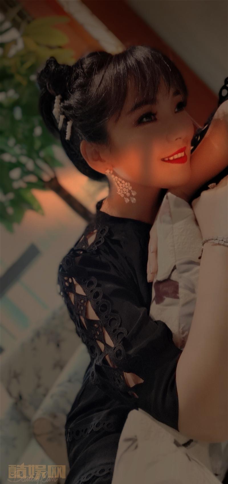 #游客照大挑战##不潮不出街# 今日打卡，微笑闪亮未来#斯琴高丽超话# 穿上小黑裙，哪吒来喽 