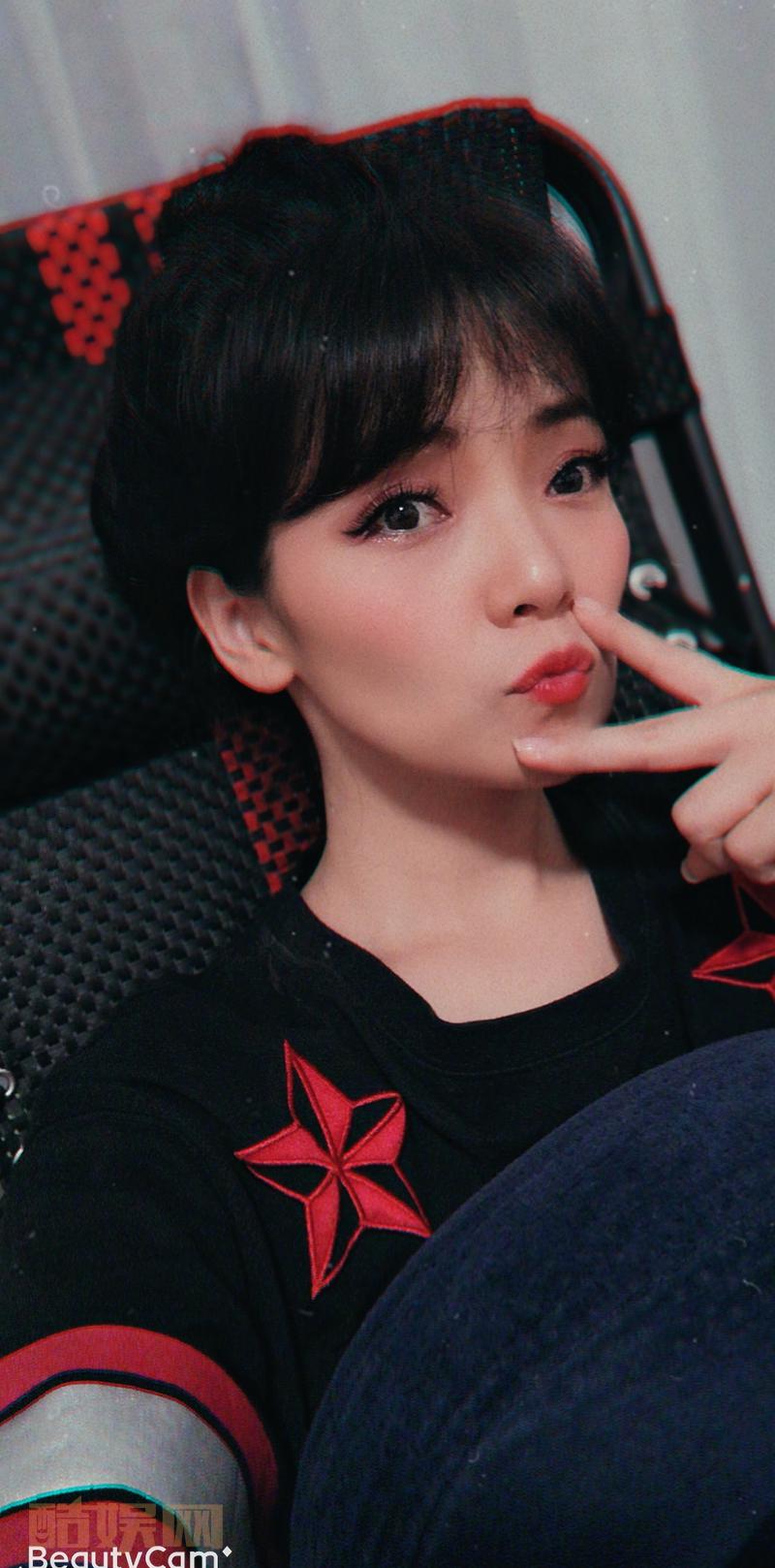 和凳子撞衫了。