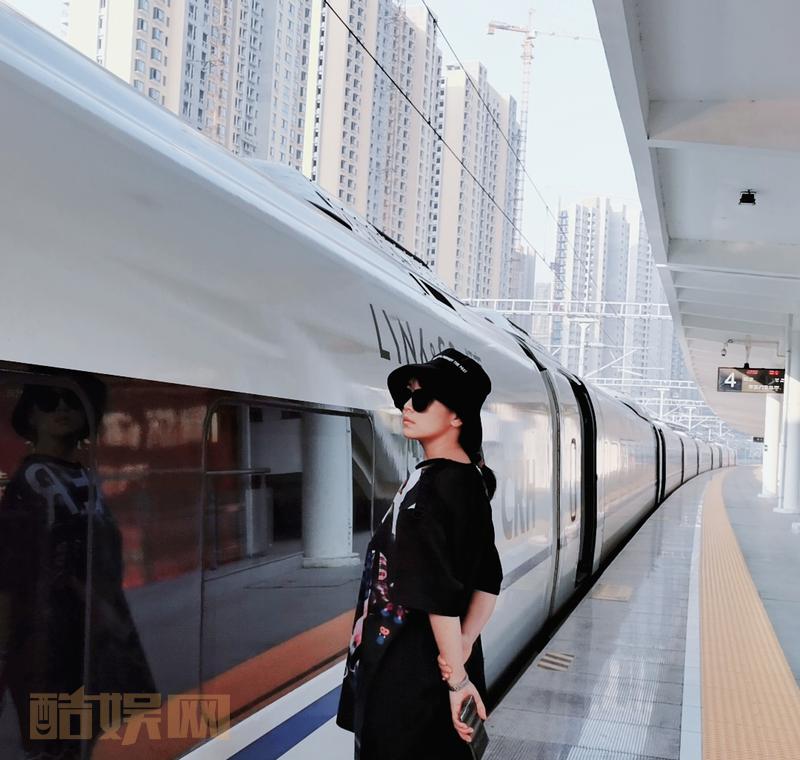 #舒服有型穿卫衣##不潮不出街# 《假梦》文/丽高琴斯班师回京，热闹非凡大都市，谁曾想闷热至极，昨夜星辰昨夜风，也没有把热浪吹走，这是谁的思念沸腾了，燃烧个不停呢？夕阳斜下映红漫天色，根本是舍不得离开，骄傲的挂在天边，像个超级无敌大的火球，傲视群芳藐视大地，嘲笑着说你能...全文