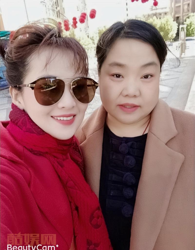 亲妈眼里的闺女，咋看咋好看，随手抓拍技术必须点赞 说我现在珠圆玉润的，白白胖胖滴，没浪费粮食