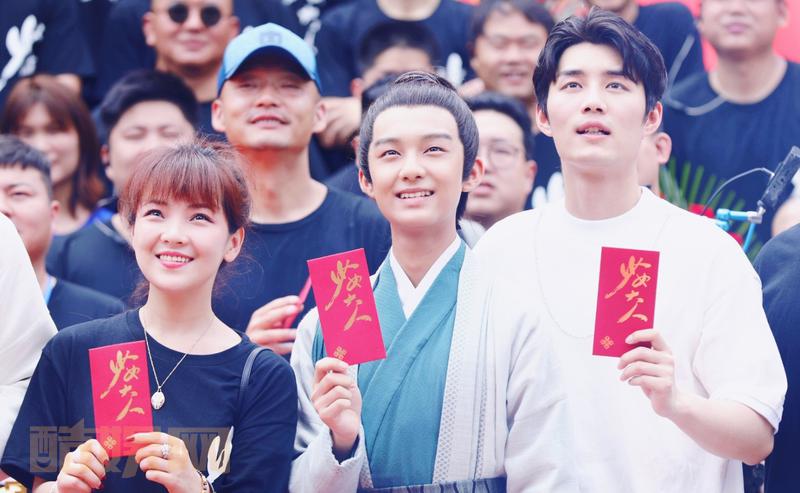 #520# 《微笑闪亮未来》文/斯琴高丽#情如花[音乐]#相识是缘那么重逢是什么呢都说520告白日其实每一天都是好时光不过我很喜欢仪式感每个人都喜欢收到礼物我时常给家人朋友用心准备礼物用自己赚的钱去选礼物那个成就感很不同爸爸妈妈兄弟姐妹爱人看她们收到礼物的样子我很开心很开心自己...全文