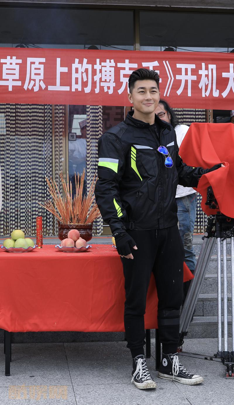 #史元庭[超话]# 《草原上的搏克手》殺青啦！和全組的兄弟，一起奮鬥了二十多天，真的很珍惜這段難忘的時光，這段時間劇組每個人，都很辛苦，為了拍出好的畫面，大家都付出了很多，我們收獲美麗草原，同時也經歷暴雨、寒冷，狂風，摔馬！一起都堅持了過來。感恩@斯琴高丽，一起合作，很開心！...全文