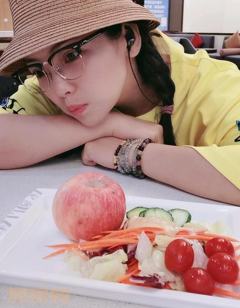 #不潮不出街#小黄人#叠穿三十六计# #星游全世界##国庆要去哪里玩#《无题记》文/丽高琴斯        一个苹果，好像爱情，我不知道它的味道，可能是酸的，也有可能是甜的，也有可能里面腐烂了，可是不去吃，我永远不知道它的味道，不是吗？       不知道哪里流传来的大道理和谬论，有能力的女人就该...全文