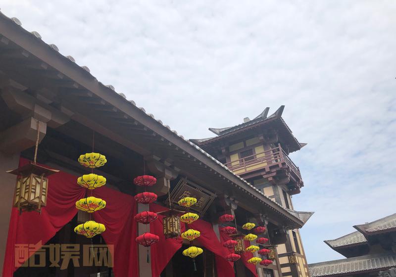 《宫阙》文/丽高琴斯锦檐麒麟阁望天空门山灯红金华笼一步上青天四方景园阵真假戏难辨徐徐炊烟袅霞飞落双颊想来这么美丽，磅礴大气的景色，能拍出什么作品呢，这天真好，这景真不错，这戏嘛，得看