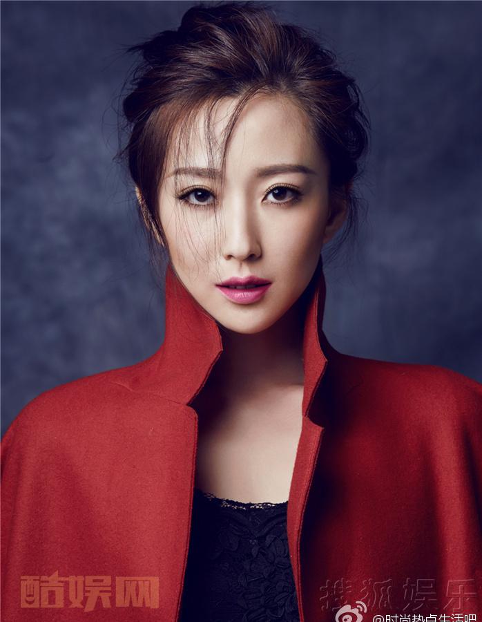 因在@湖南卫视 热播剧@电视剧相爱十年 》中成功塑造&ldquo;孙玉梅&rdquo;一角而备受关注的@演员金丰 ，日前推出了一组时尚写真。片中，金丰冷艳出镜，时尚翘楚的御姐气质，扑面的复古令人着迷，举手投足间尽显风华绝代的独特韵味。@邓超 @董洁 @高虎 @演员王大治 @王梓蘅 @肖雨雨 @夏一瑶Fanny 