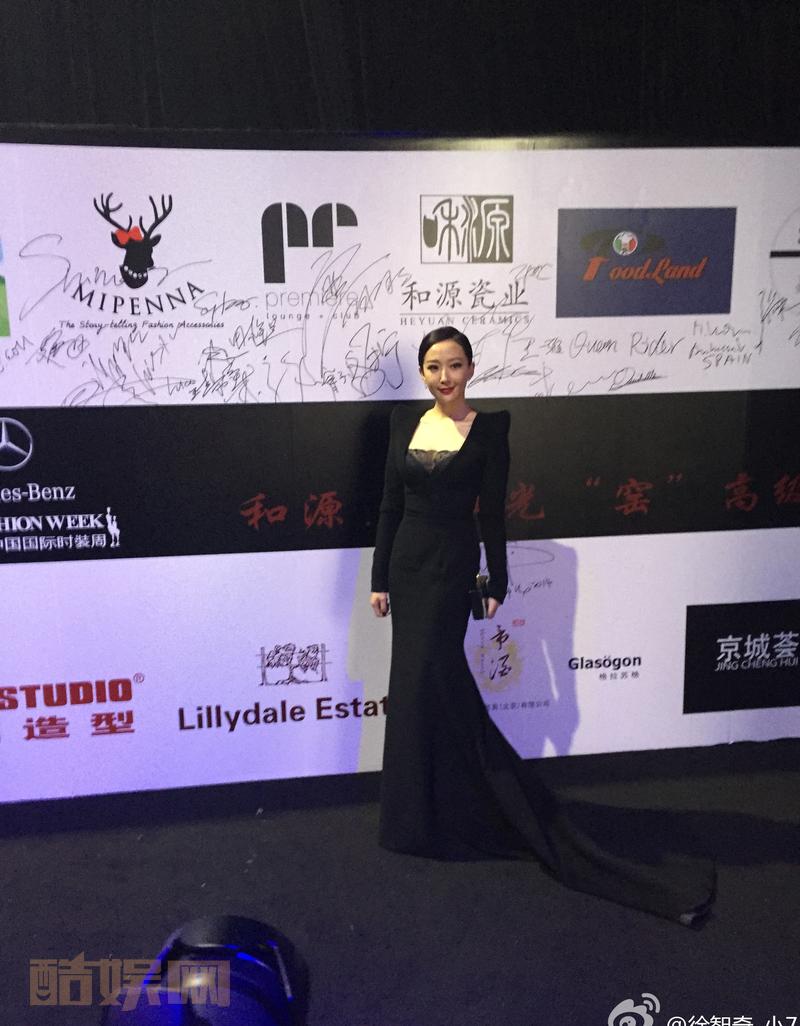@演员金丰 身着一袭黑色长裙惊艳亮相@胡社光 2015春夏最新系列发布会！#中国国际时装周# 