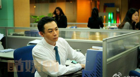 #相爱十年#由邓超、@董洁 、@演员王大治 、金丰等众位俊男美女主演的青春励志情感大戏《相爱十年》在湖南卫视黄金档鸣锣开场。该剧讲述了上个世纪90年代，一群青年人怀揣着毕业创业梦想到深圳打拼的故事。实力派女演员金丰再次大胆突破，戏中将带领大家重温那段美好的青葱岁月。[c期待] 