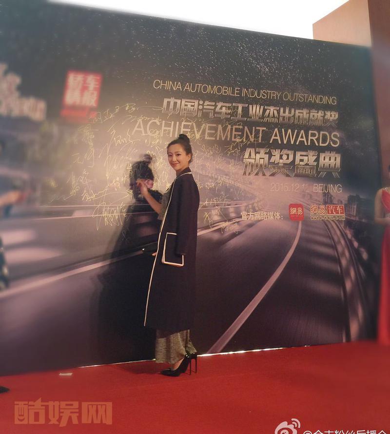 乘坐十二小时飞机后直奔 某品牌年度庆典现场，敬业程度值得鼓励！@演员金丰 