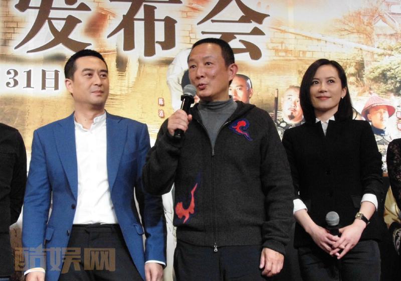 CCTV-8开年大戏《#大清盐商#》昨日隆重召开首播新闻发布会[推荐]艺术总监@张黎 导演韩晓军，携主演张嘉译 俞飞鸿 倪大红@尹铸胜@郭晓峰@胡明BOBO@演员郭萱@马维福@演员金丰 等悉数亮相宣传仪式[玫瑰]说好的大图来啦，喜欢帅大叔？还是温婉女神？都来接图吧