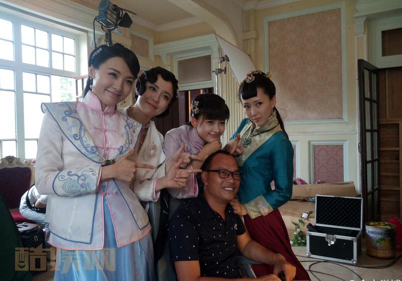 拍每场戏都珍惜 遇每个人都想笑 最主要是一合影都来劲儿#人生若如初相见#杀青倒计时 