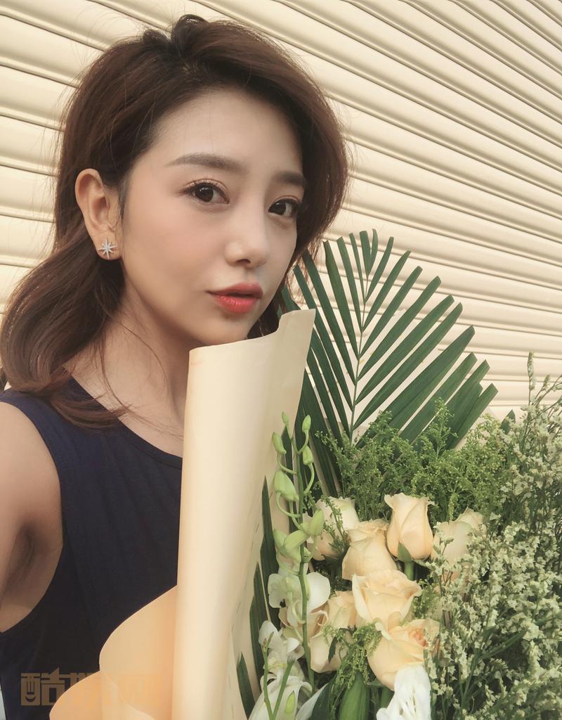 #我不能恋爱的女朋友# 明珠杀青啦谢谢中中导演@于中中導演  虽然刚才说演的很好但要再瘦后半句我选择性耳聋啦谢谢美琪@美琪娘娘  谢谢发发@徐大发 体贴细致专业带飞谢谢我的CP亮亮 @王亮actor 总扛着姐姐跑辛苦了