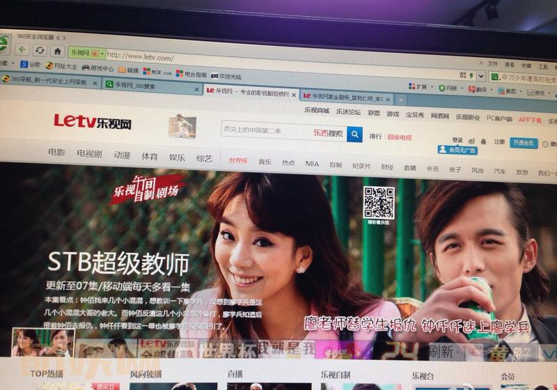 去年读《STB超级教师》剧本时 我就预料苏老师高冷孤僻翻白眼 必定遭人嫌弃诟病翻白眼。。结果。。大家爱的骂骂我都收下了。。请相信每次翻白眼时我心里都有一万匹草泥马跑过。。请给苏老师一次机会。。她马上就会温婉起来了！！！