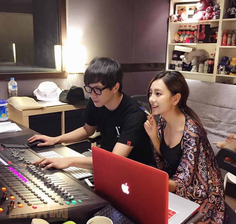 人生第一首单曲难产得抓狂感谢国际音乐制作人陈起贤老师@陳小起CHI 一个字一个字的教我唱歌赶脚是重新学了一门语言以后再让我唱凤凰传奇金曲的盆友们我们就不约了 好吗