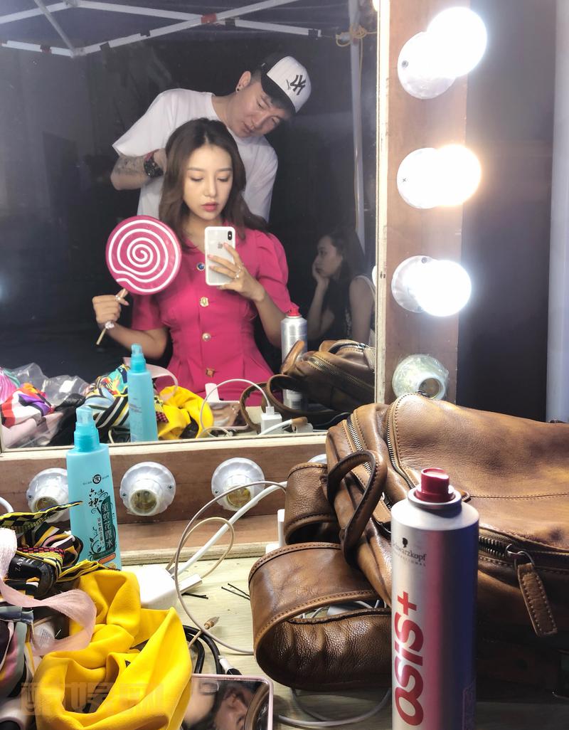 #我不能恋爱的女朋友##大胸弟贺明珠# 杀青之后再回来拍个大夜也是6到变形今天的我是骚粉色的pick me ！！各位老娘们儿创始人喊出我的名砸
